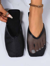 Y zapatos sencillos de suela plana, huecos y de malla transpirable.